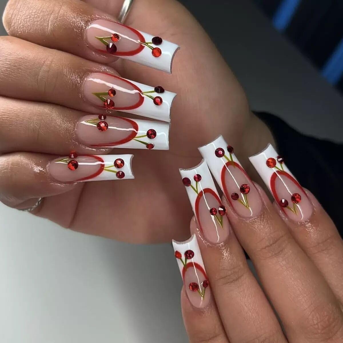 Glam Up Your Look with Our Elegant Silver French Tip Press-On Nails Featuring Heart Design - 24 Pcs of Stunning Rhinestone Full Cover False Nails for Women