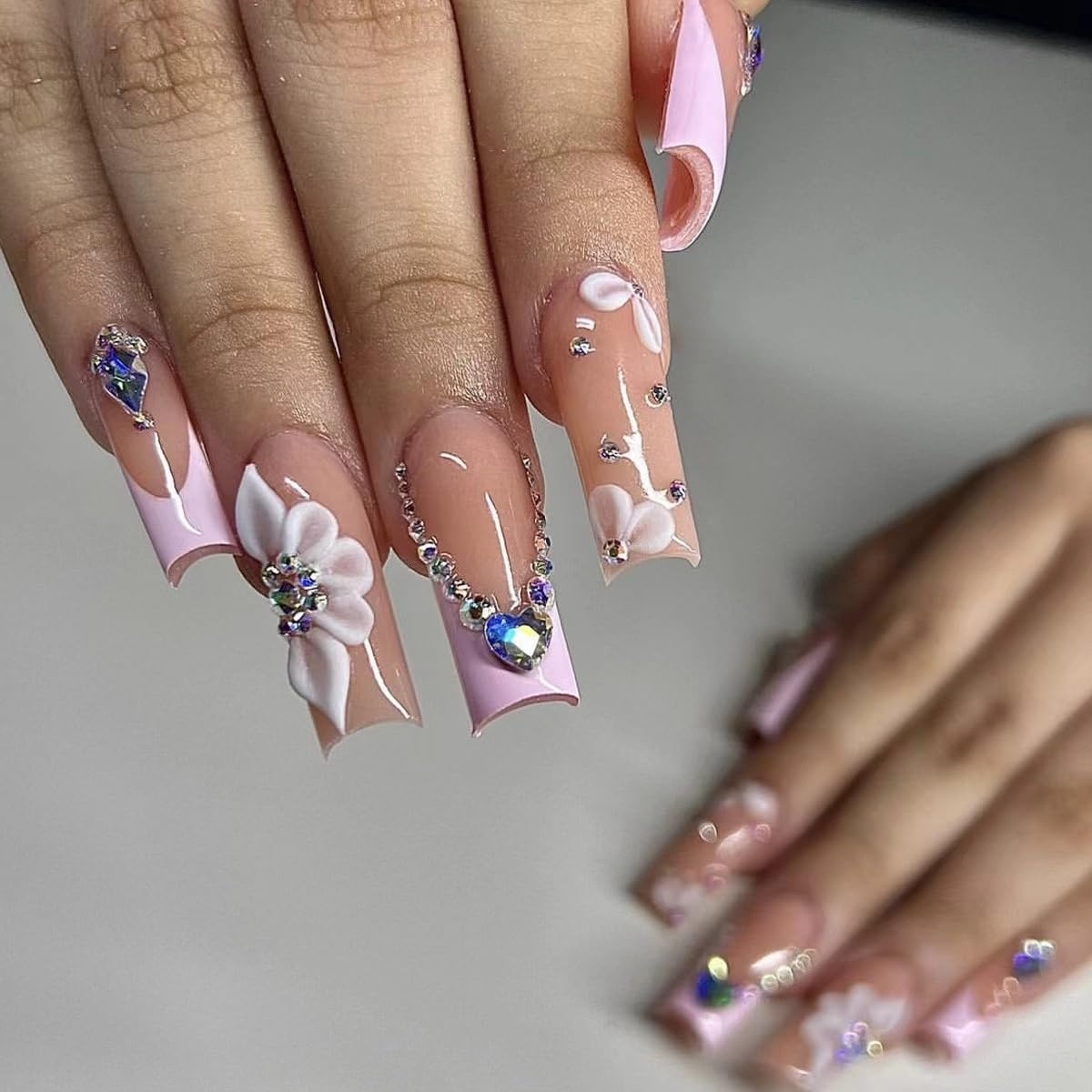 Glam Up Your Look with Our Elegant Silver French Tip Press-On Nails Featuring Heart Design - 24 Pcs of Stunning Rhinestone Full Cover False Nails for Women
