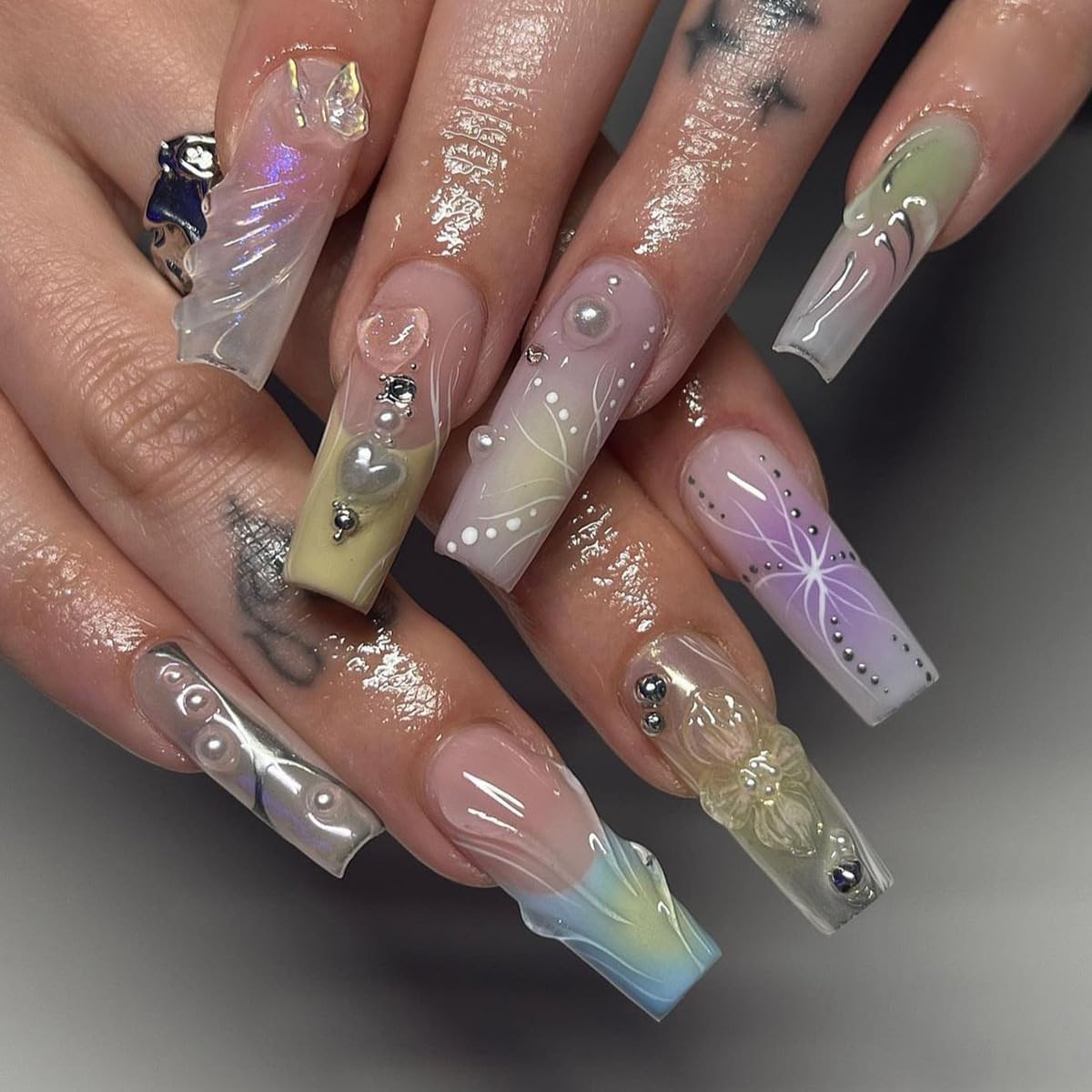 Glam Up Your Look with Our Elegant Silver French Tip Press-On Nails Featuring Heart Design - 24 Pcs of Stunning Rhinestone Full Cover False Nails for Women