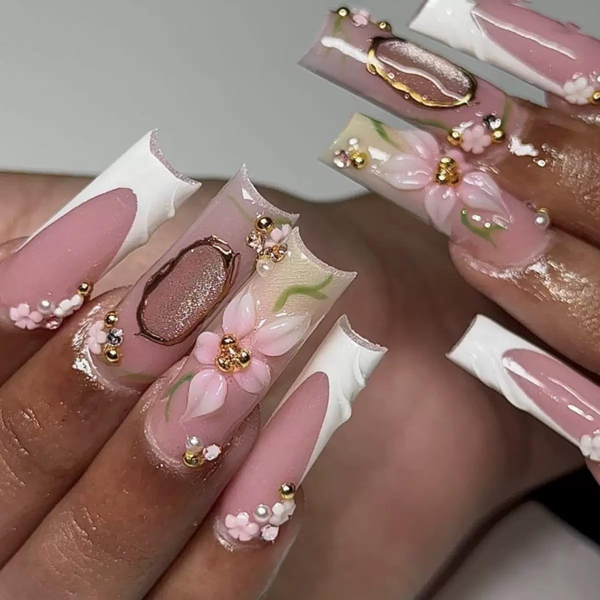 Glam Up Your Look with Our Elegant Silver French Tip Press-On Nails Featuring Heart Design - 24 Pcs of Stunning Rhinestone Full Cover False Nails for Women